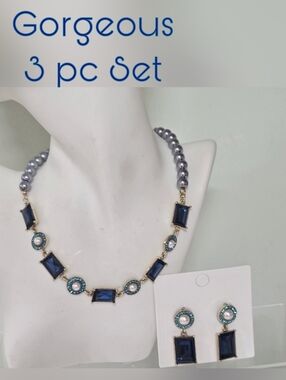 3 Pc SET! Blue Crystal Pearl Necklace and Earring Set. 👀